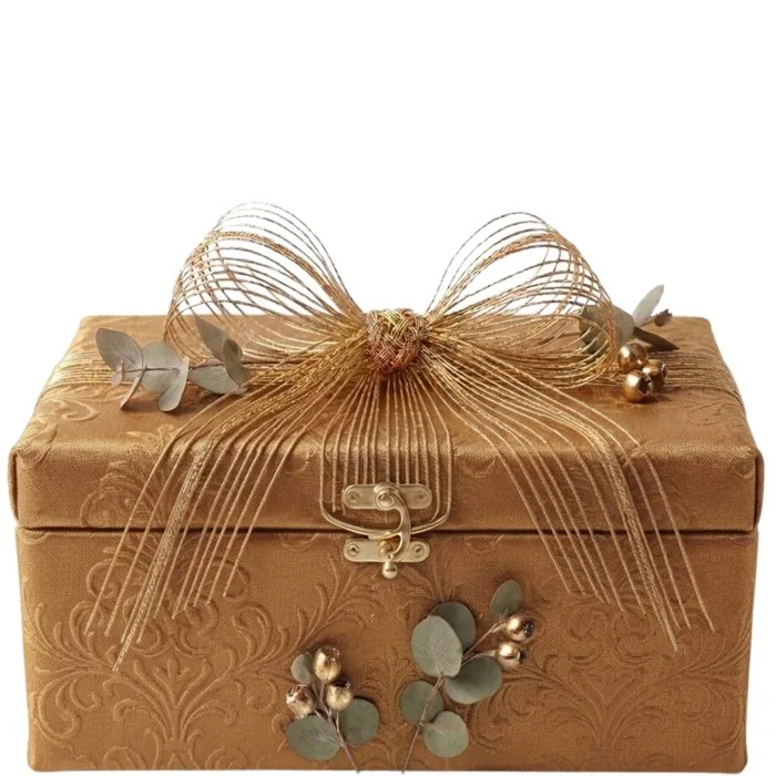 Coffret cadeau doré, ruban et eucalyptus